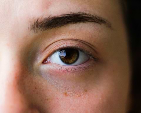 Causes et solutions pour les sourcils qui ne repoussent plus.