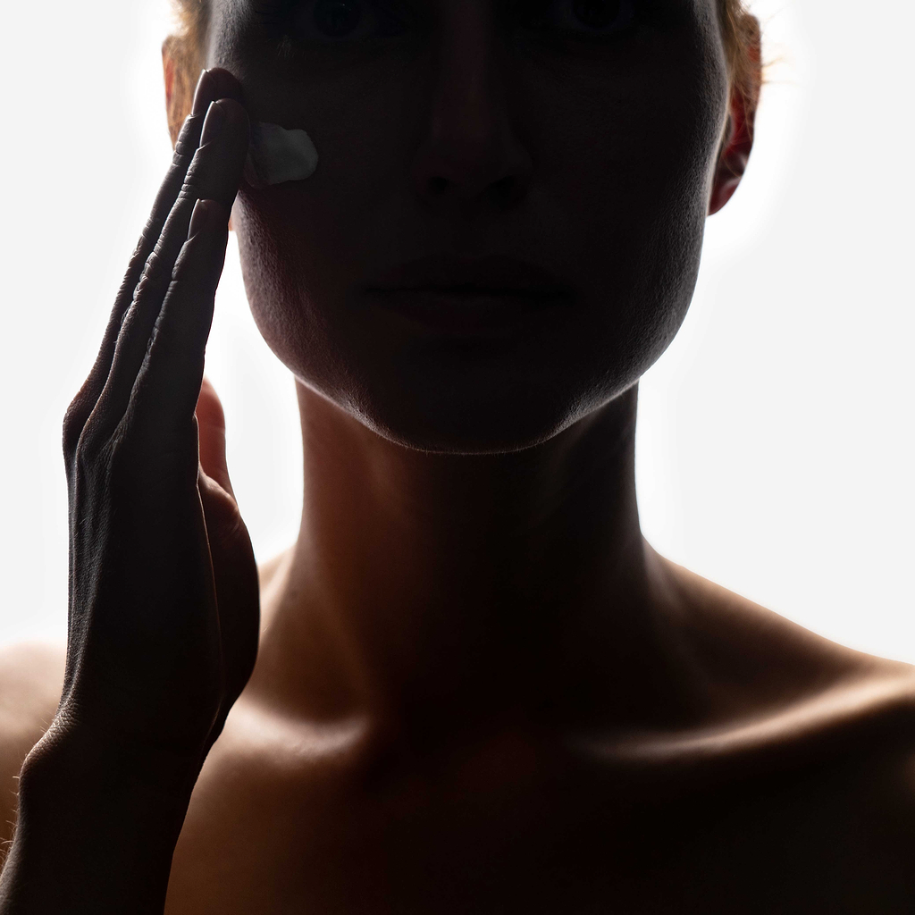Dose de crème solaire à appliquer sur le visage et le corps.