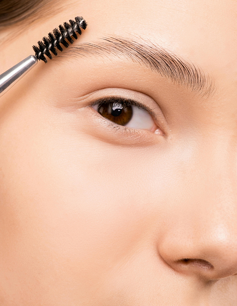 Les bienfaits de l'huile de nigelle pour les sourcils.