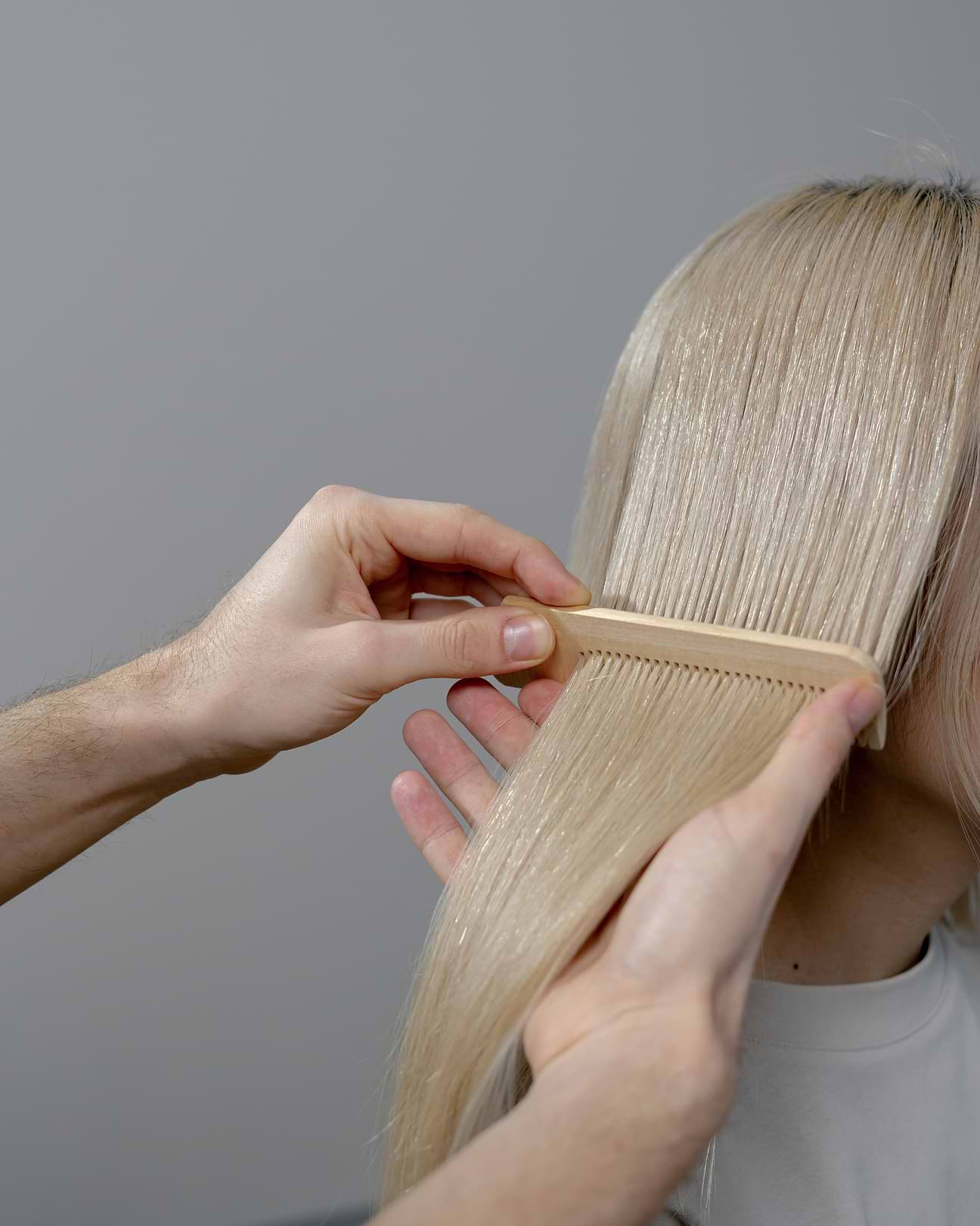 Jaunissement des cheveux par l'huile de ricin.