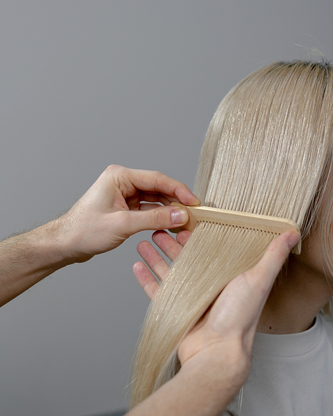 Jaunissement des cheveux par l'huile de ricin.