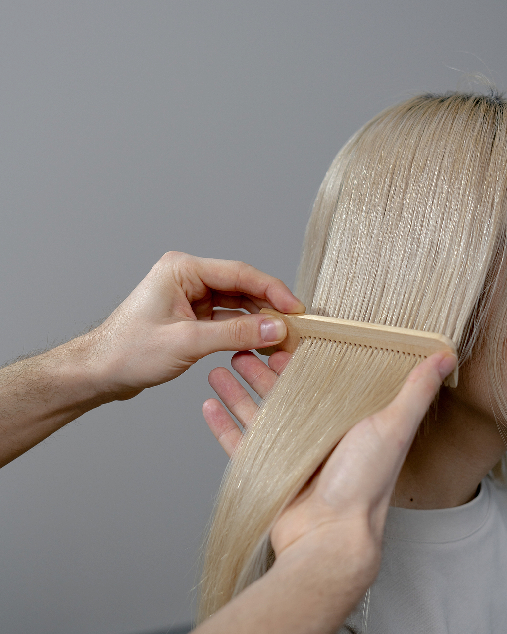 Jaunissement des cheveux par l'huile de ricin.
