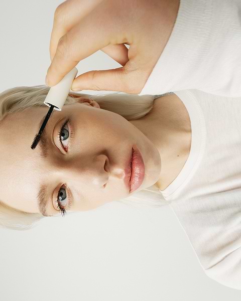 Gestes pour prendre soin de ses sourcils.