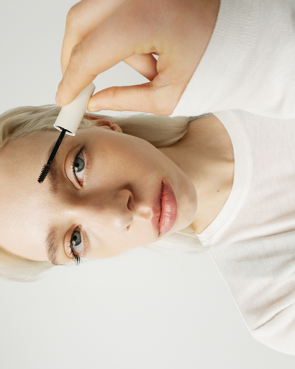 Gestes pour prendre soin de ses sourcils.