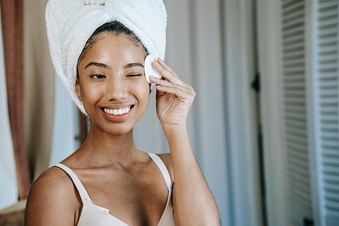 Lien entre lavage de visage et boutons