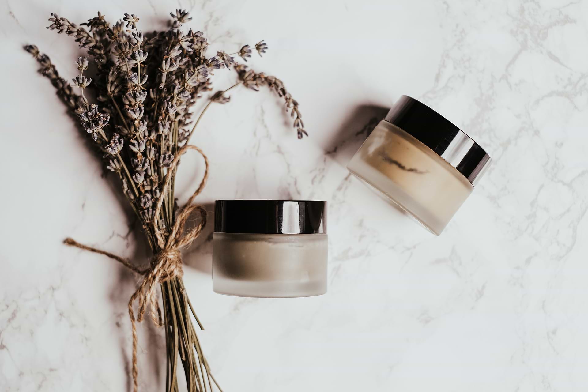 Bienfaits de l'huile essentielle de lavande vraie pour la peau.
