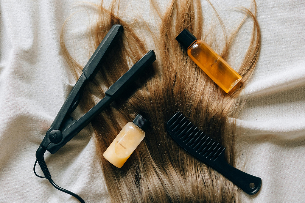 Démêler sur cheveux secs ou mouillés.