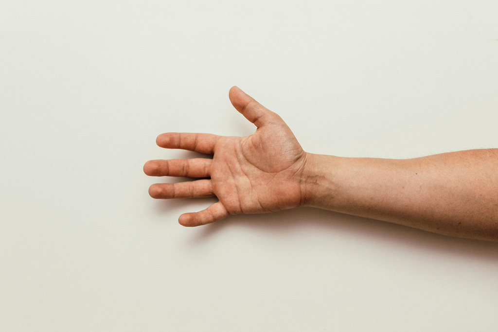 Rajeunir ses mains creuses avec les injections d'acide hyaluronique