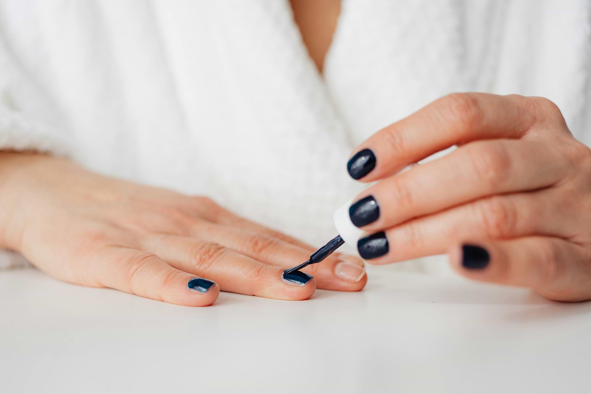 Astuces pour ne pas déborder avec du vernis à ongles.