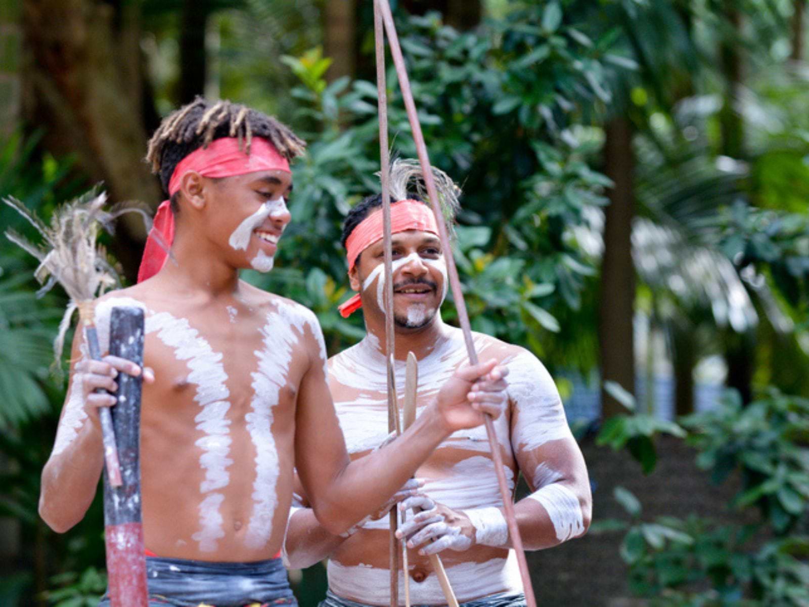 To smilende aboriginere i Australien