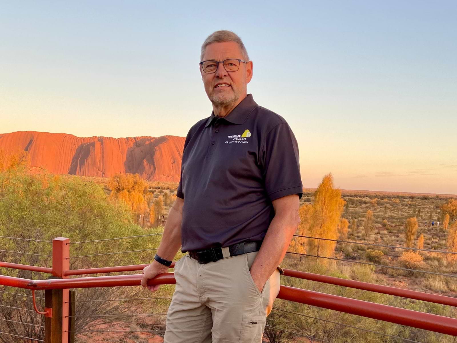 Rejseleder Simon Kirk ved Uluru i Australien – aboriginernes hellige sted