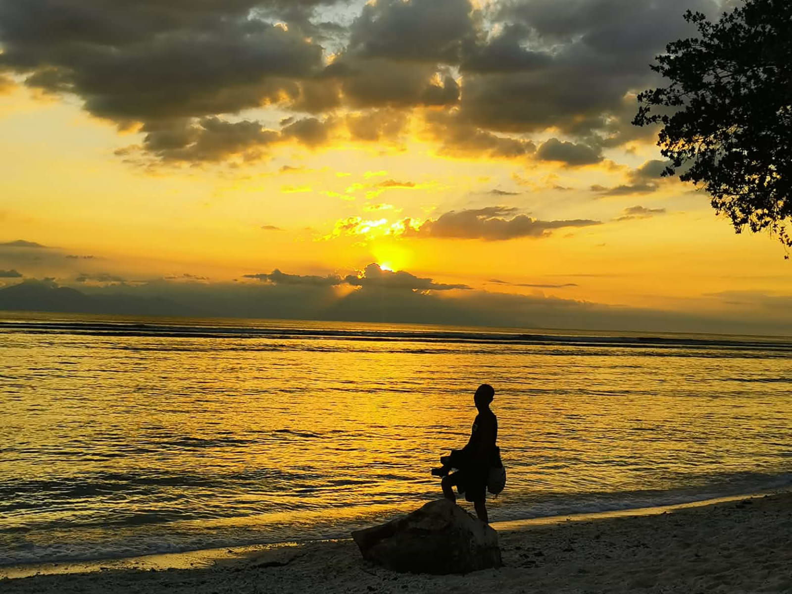 Solnedgang i strandkanten på Gili-øerne