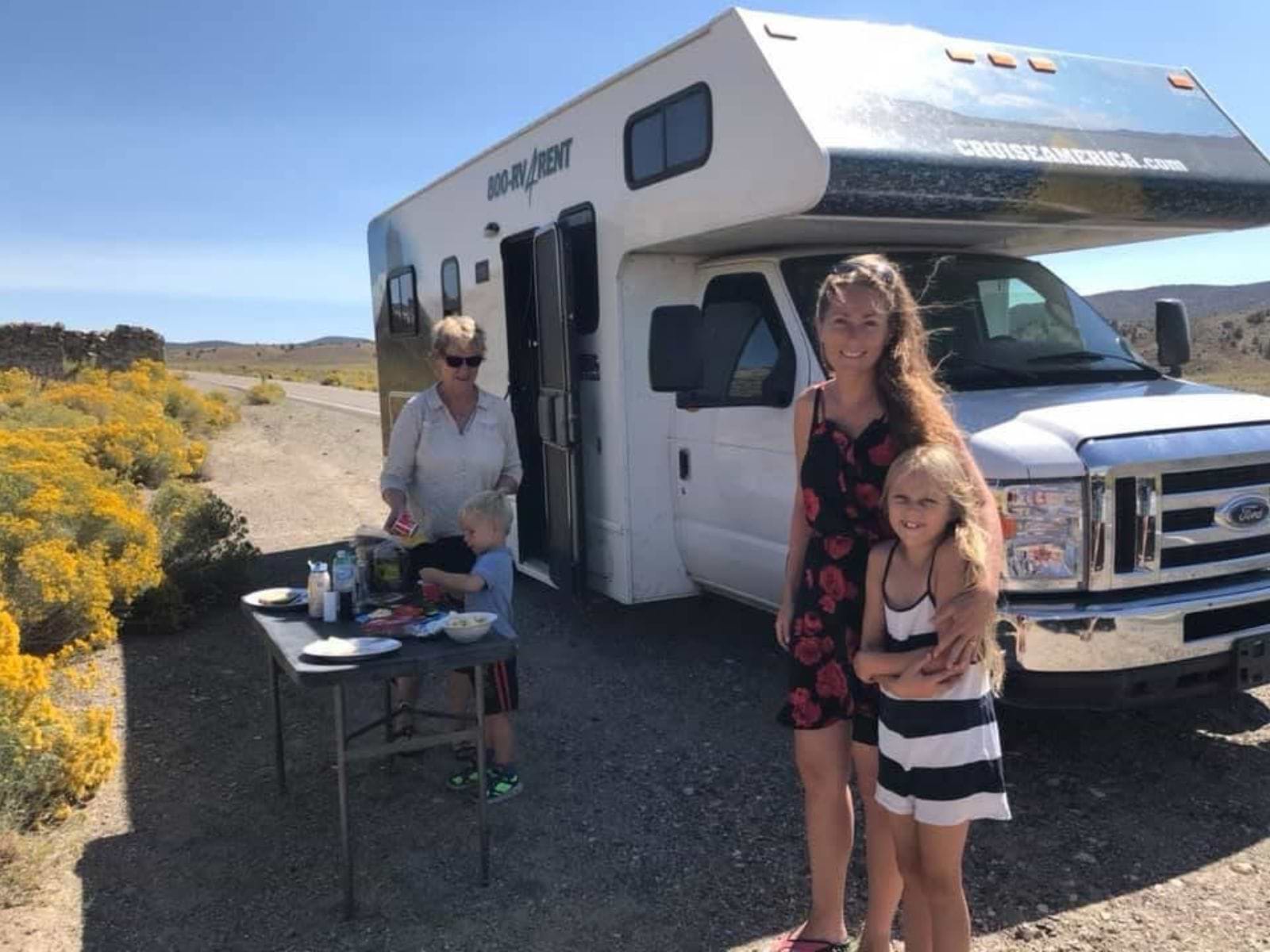 Tre generationer på generationsferie, her ved siden af autocamper i USA