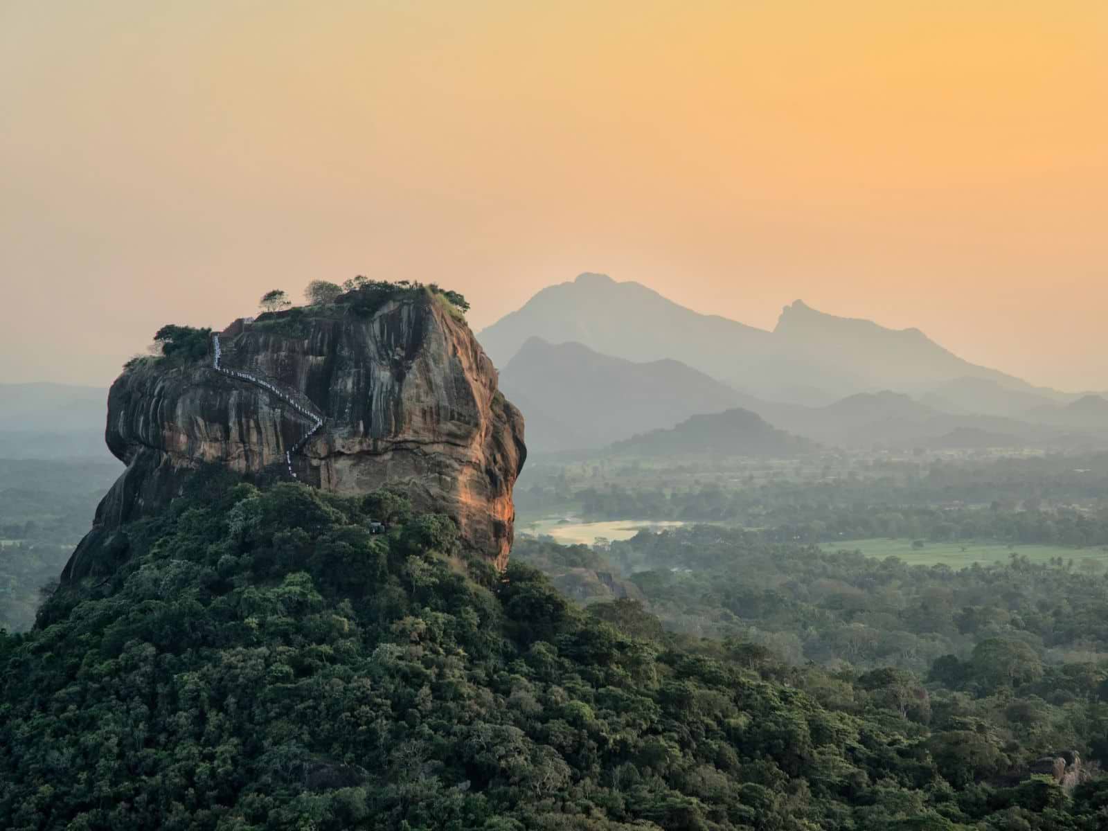 Løveklippen med 360 graders udsigt over junglen i solopgang, Sri Lanka