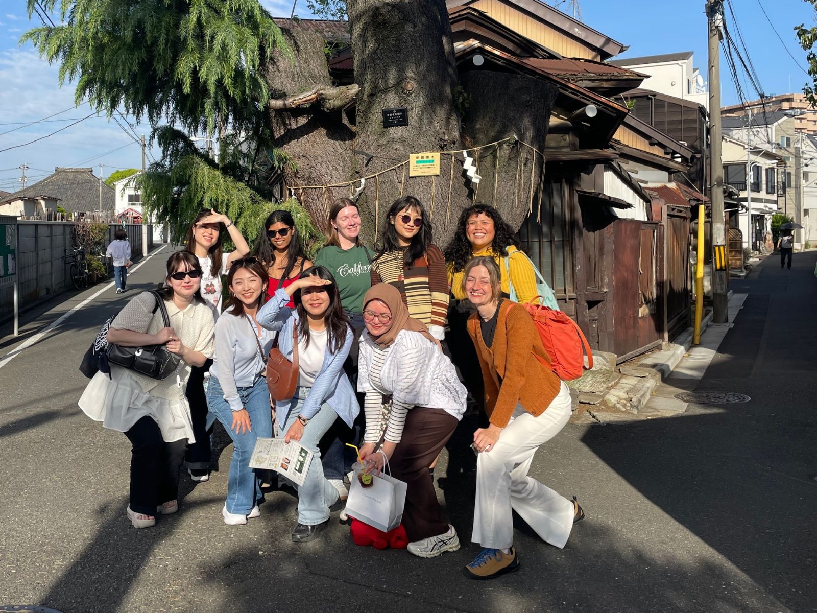 Gruppefoto i Tokyo med Lærke og deltagere på en af hendes guidede ture rundt i byen