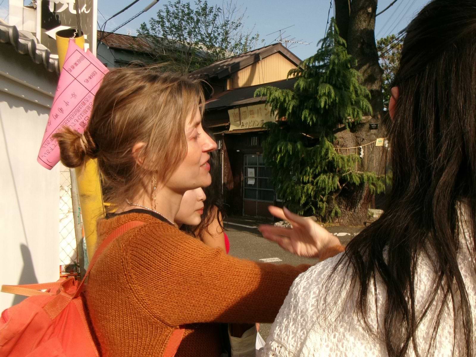 Lærke fortæller om de skæve seværdigheder i Tokyo med sit projekt, Friend in Hand