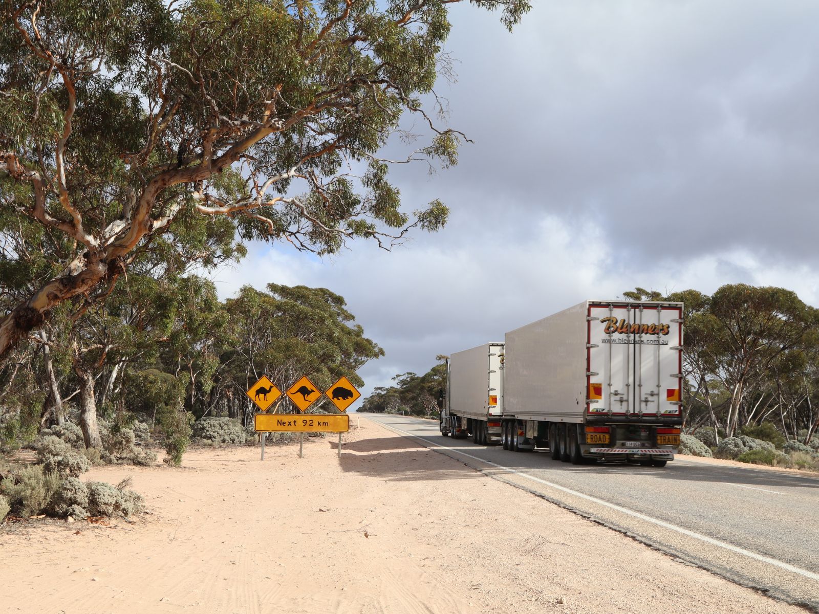 Road train på vej Across the Nullarbor Road train på vej Across the Nullarbor
