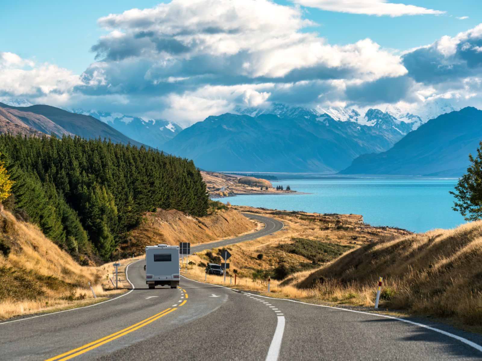 Autocamper i bjergrigt landskab på New Zeland