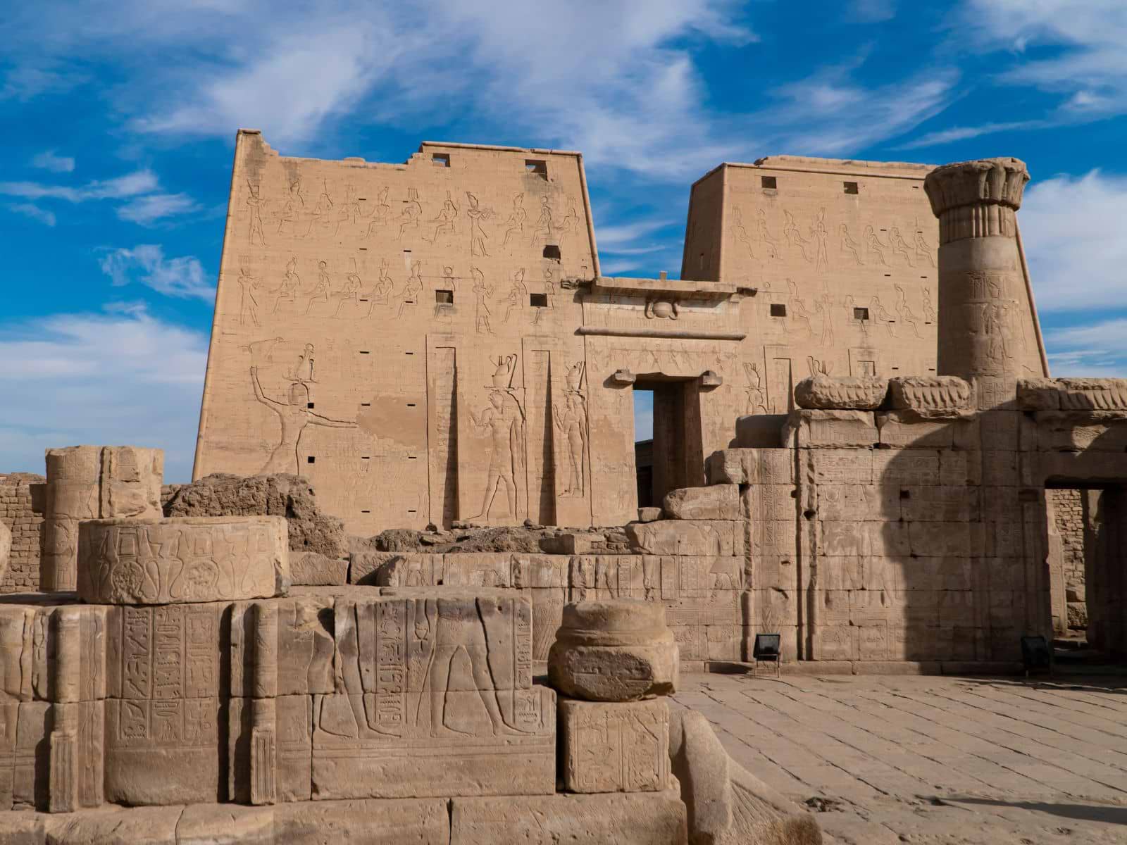 Edfu er stedet for det ptolemæiske tempel Horus og en gammel bosættelse, Egypten