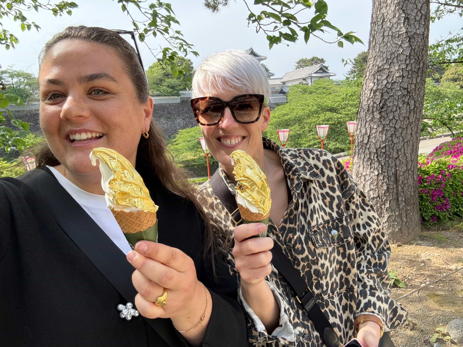 To rejseeksperter på studietur i Japan nyder soft-ice med bladguld i Kanazawa