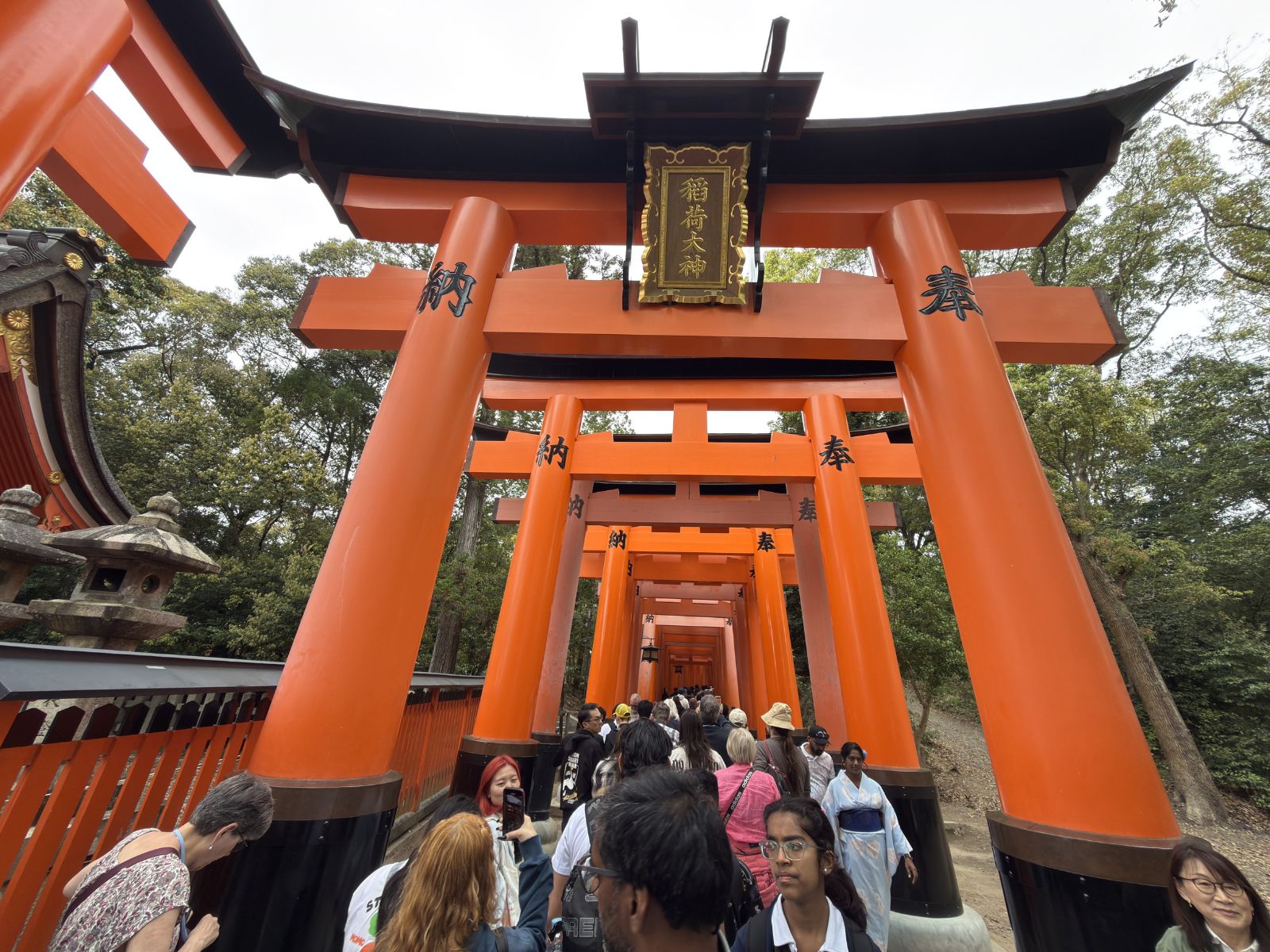 Klassiske røde tempelporte i Japan