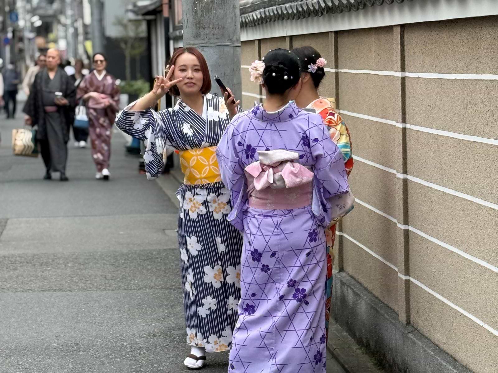 Japanske kvinder i traditionel klædedragt (og godt humør).