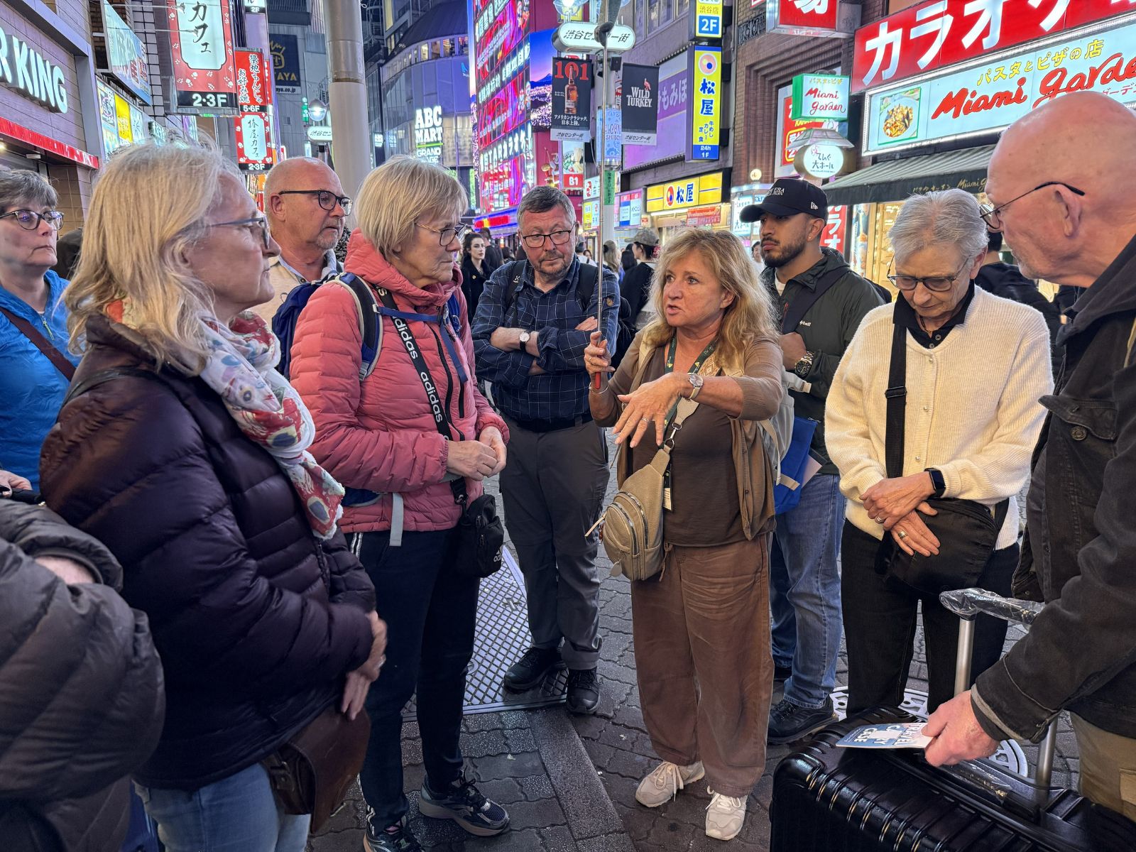 Rejseleder Anette Maman guider og gruppen i Japan