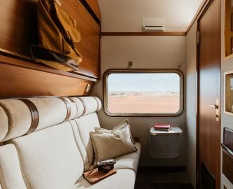Togkupé ombord på The Ghan og udsigt til Australiens outback