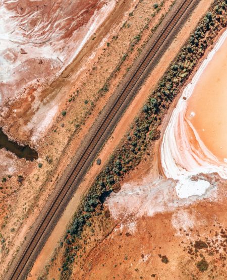 Togskinner i Australien set fra luften omgivet af orangerøde nuancer