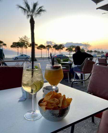 Drinks og snacks i solnedgang med udsigt over Adriaterhavet, Albanien Drinks og snacks i solnedgang med udsigt over Adriaterhavet, Albanien
