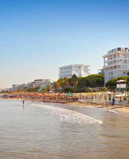 Kystbyen Golem med hav, strand og promenade, Albanien Kystbyen Golem med hav, strand og promenade, Albanien