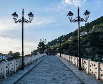 Gorica-boen, der spænder over floden Osum og forbinder Berats kvarterer Mangalem og Gorica, Albanien Gorica-boen, der spænder over floden Osum og forbinder Berats kvarterer Mangalem og Gorica, Albanien