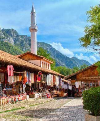 Boder i den gamle bydel i Kruja med smuk udsigt til bjerge i baggrunden, Albanien Boder i den gamle bydel i Kruja med smuk udsigt til bjerge i baggrunden, Albanien