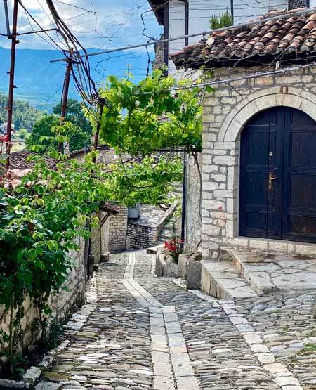 Fredelig gade i Berat, Albanien Fredelig gade i Berat, Albanien