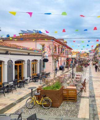 Hyggelig gade i byen Shkoder, Albanien Hyggelig gade i byen Shkoder, Albanien
