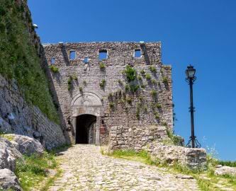 Shkoder_med_Rozafa-slottet_iStock-1128982092.jpg