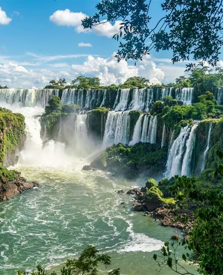 De imponerende Iguazú-vandfald ligger på grænsen mellem Argentina og Brasilien, Sydamerika