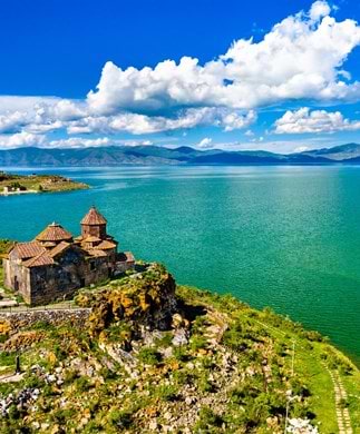 Hayravank kloster ligger ud til Lake Sevan i Armenien