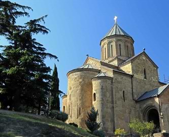 Metekhi Kirke, også kendt som Jomfru Marias Himmelfartskirke i Metekhi i Tbilisi, Georgien