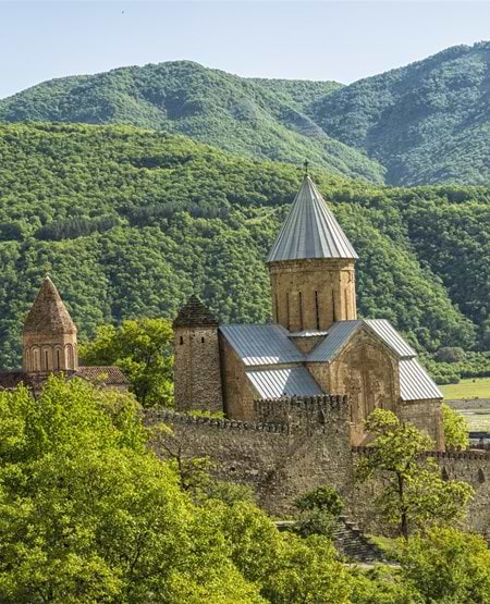 Ananuri fæstningskompleks ligger ved Aragvi-floden i Georgien