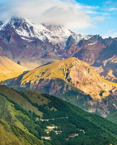 Fantastisk udsigt til Kazbegi bjerget og treenighedskirken Gergeti, Georgien