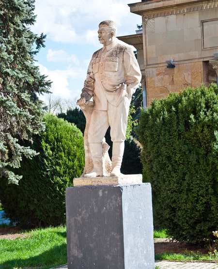 Statue af Stalin foran museet i hans fødeby, Gori, Georgien