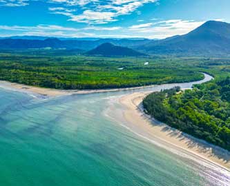Smuk udsigt over Cape Tribulation-kysten med Daintree-regnskoven i Australien