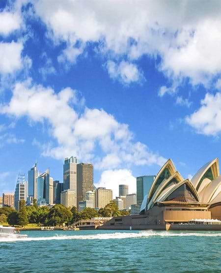 Operahuset i Sydney med byens skyline i baggrunden, Australien Operahuset i Sydney med byens skyline i baggrunden, Australien