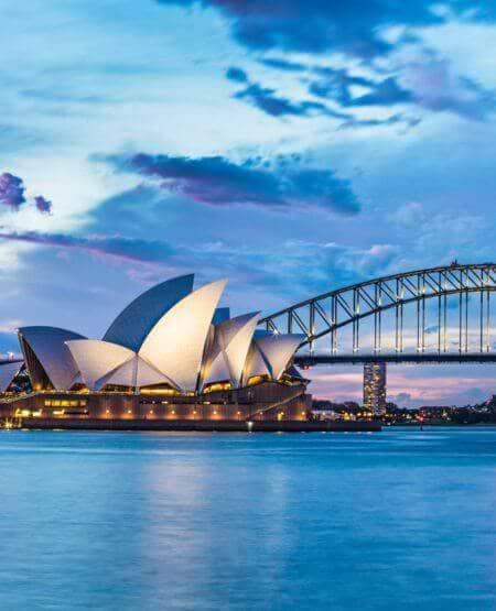 Operahuset i Sydney oplyst ved aftenstid Operahuset i Sydney oplyst ved aftenstid