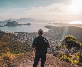 Mand nyder synet ud over Rio de Janeiro fra bakketop, Brasilien Mand nyder synet ud over Rio de Janeiro fra bakketop, Brasilien