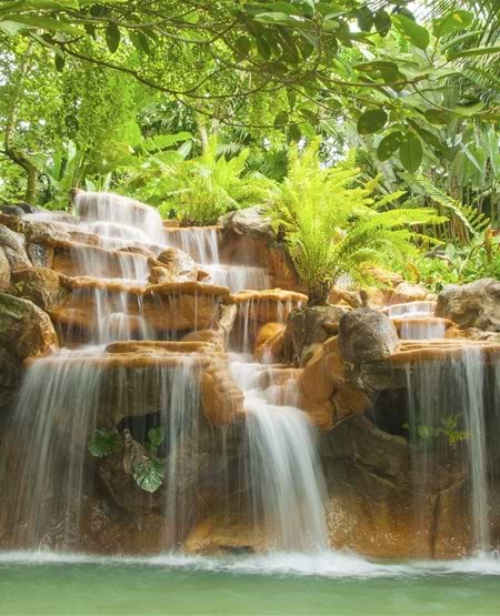 Varme kilder i frodigt, grønt landskab nær vulkanen Arenal, Costa Rica Varme kilder i frodigt, grønt landskab nær vulkanen Arenal, Costa Rica
