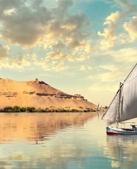 En traditionel egyptisk sejlbåd, felucca, sejler på Nilen nær Aswan, Egypten