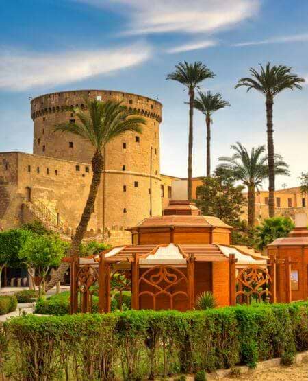 Saladins Citadel i Kairo (eller Cairo, som byen kaldes internationalt), der i århundreder var centrum for magten i Egypten Saladins Citadel i Kairo (eller Cairo, som byen kaldes internationalt), der i århundreder var centrum for magten i Egypten