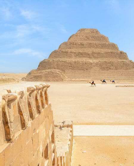 Trinpyramiden i Saqqara uden for Kairo, Egypten – blev bygget som gravmæle for Farao Djoser omkring 2650 f.Kr. Trinpyramiden i Saqqara uden for Kairo, Egypten – blev bygget som gravmæle for Farao Djoser omkring 2650 f.Kr.